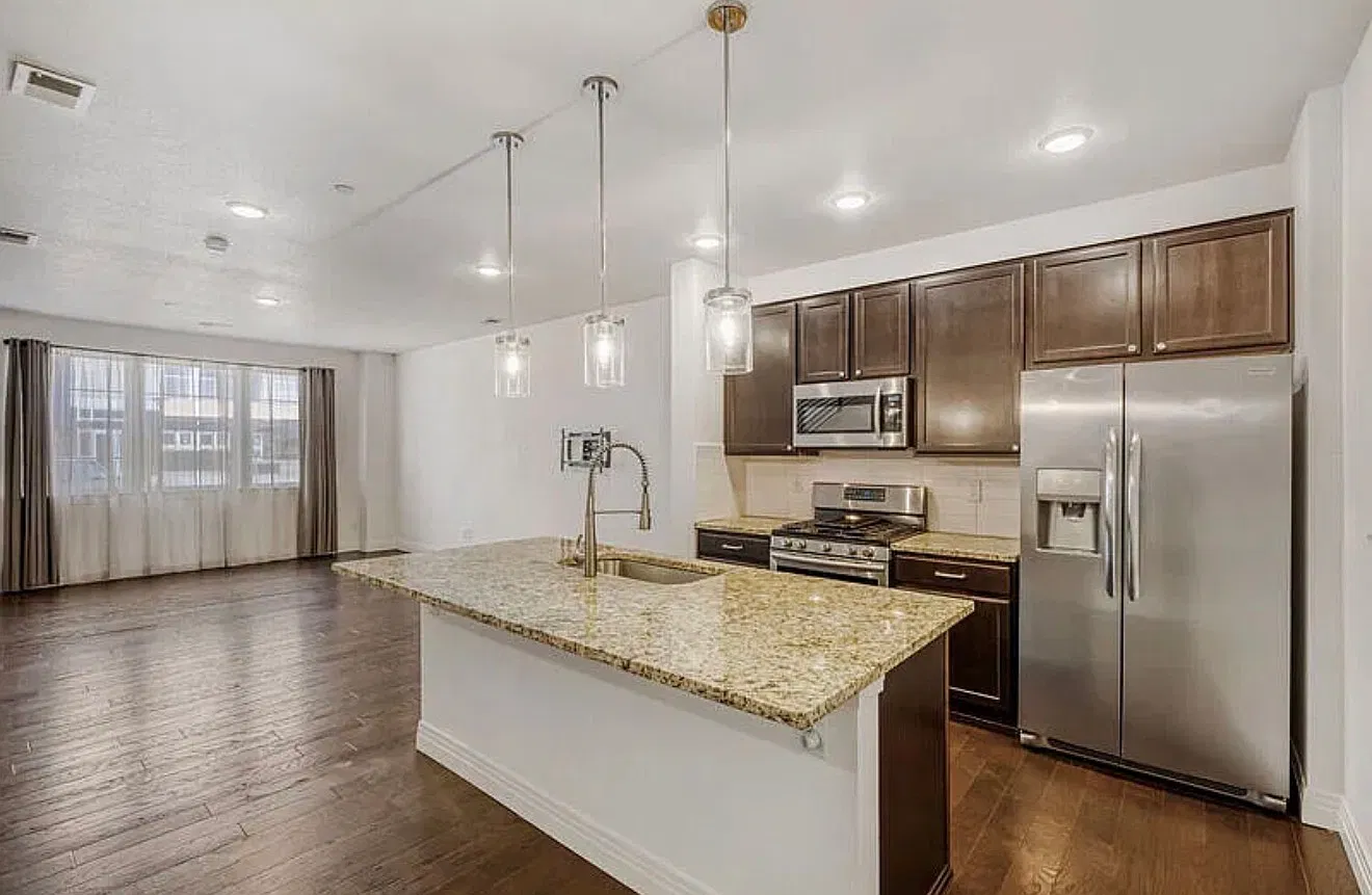 3 bed, 2.5 bath, 1601 sqft, $2,300 — Photo 4