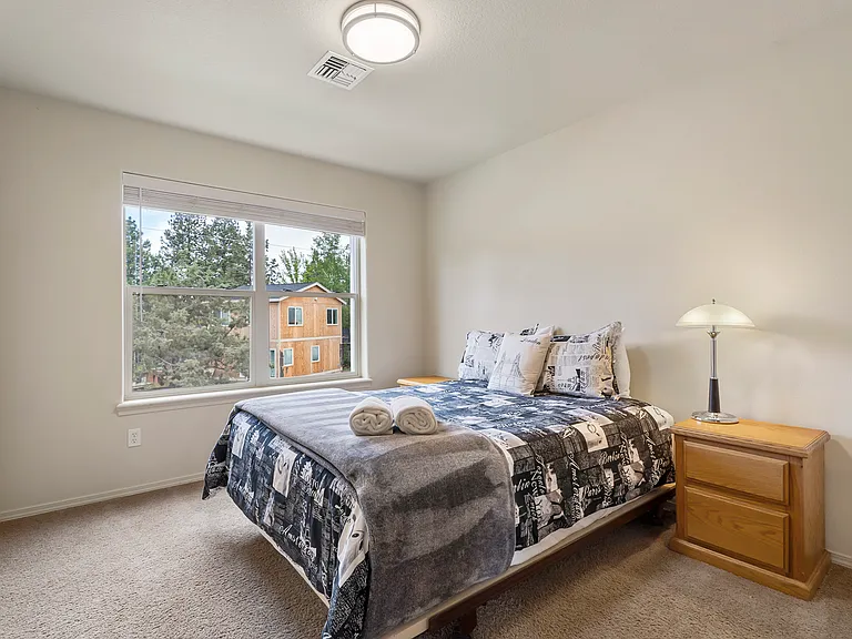 676 SE Gleneden Pl — Photo 18