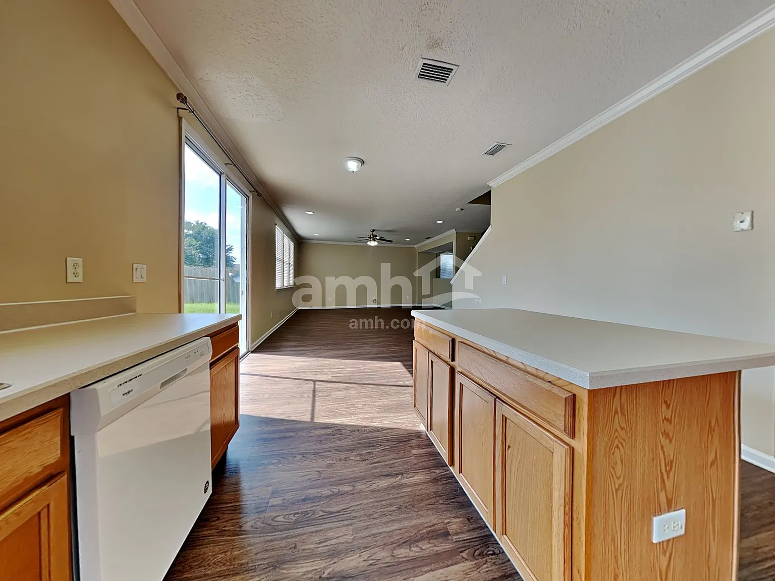 3 bed, 2.5 bath, 2493 sqft, $2,495 — Photo 4