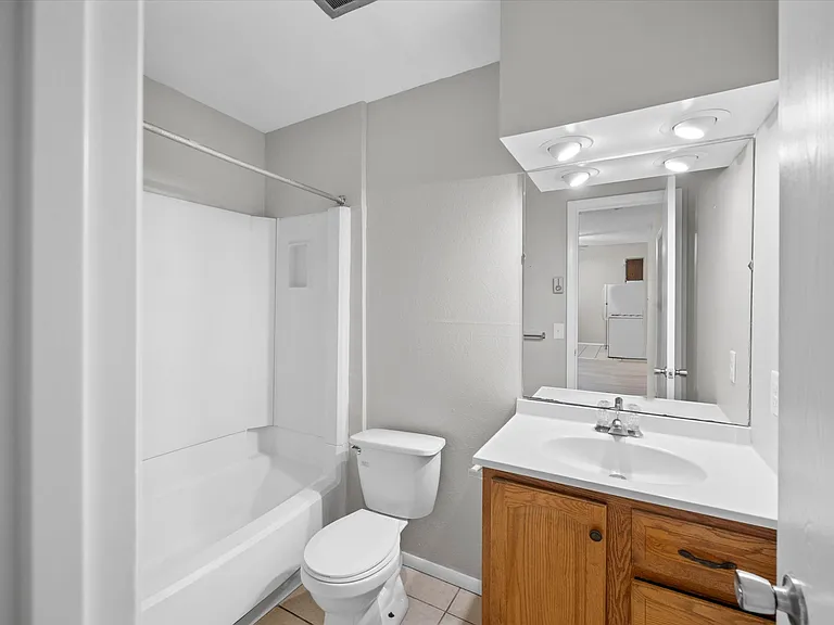 Toledo Circle Apartments — Photo 19
