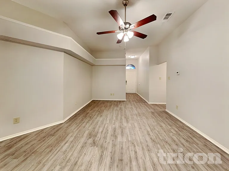 2851 Linden Ln — Photo 3