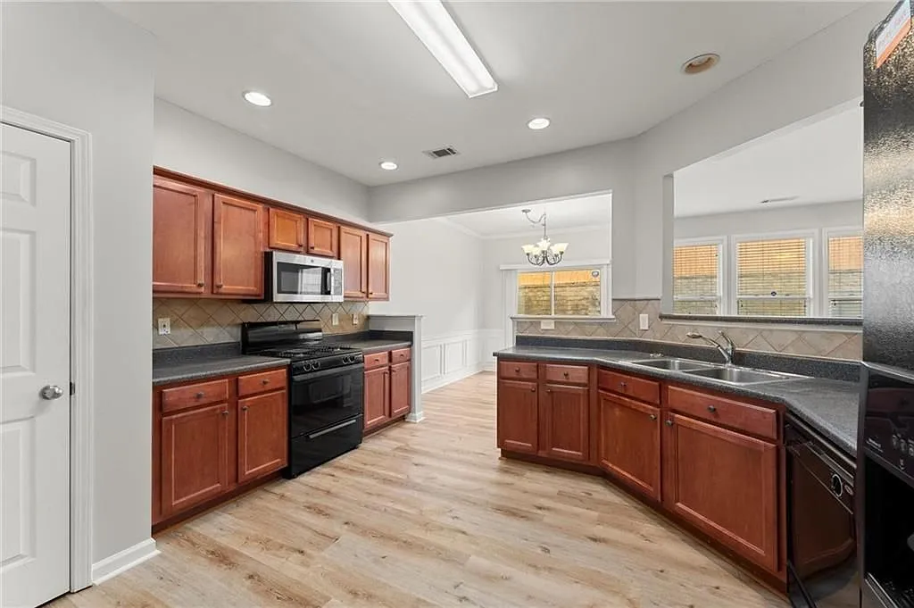 3 bed, 3.0 bath, 1996 sqft, $2,250 — Photo 3