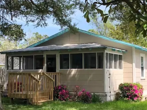 107 Crabshell Ln, Sneads Ferry, NC 28460