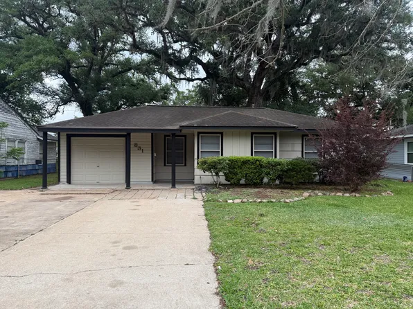 831 Magnolia St, Lake Jackson, TX 77566