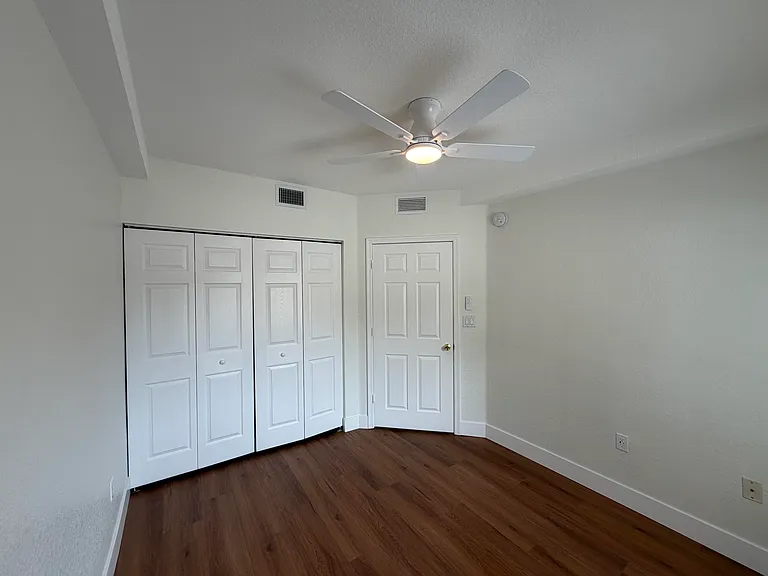 1095 Golden Lakes Blvd — Photo 10