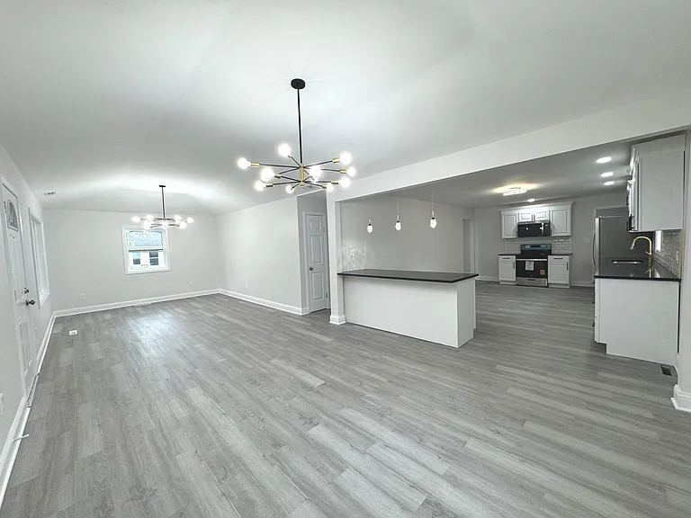 3246 N Lake Park Ave — Photo 5