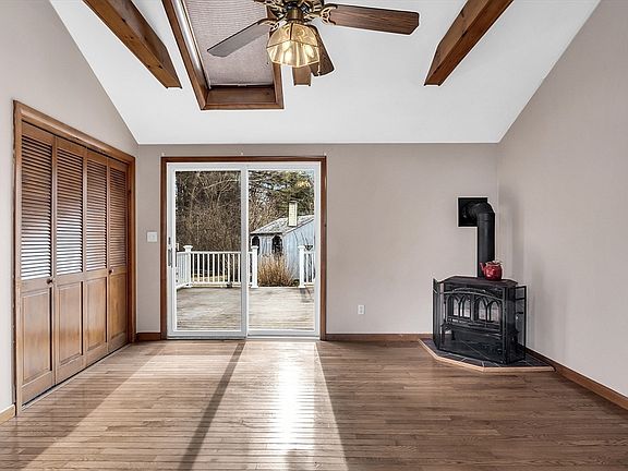 4th image of 90 Rosewood Ave