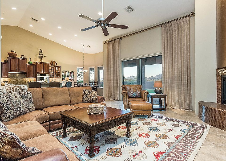 Great Rm w/ Vaulted Ceilings