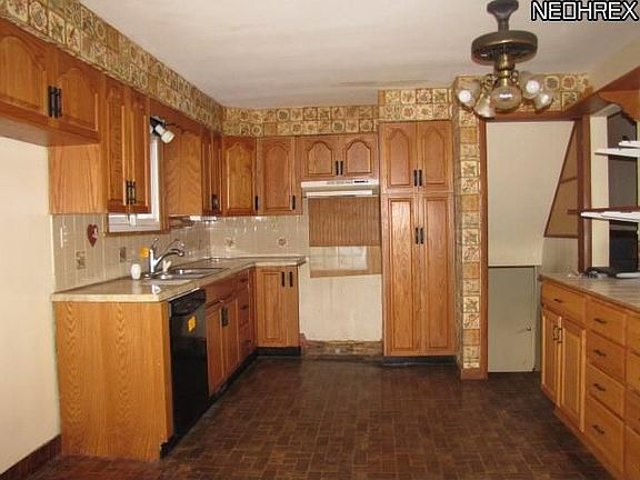 5th image of 1076 E 347th St