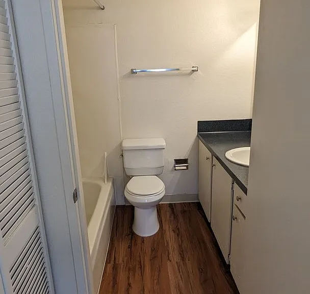 Watergate Apartments — Photo 25