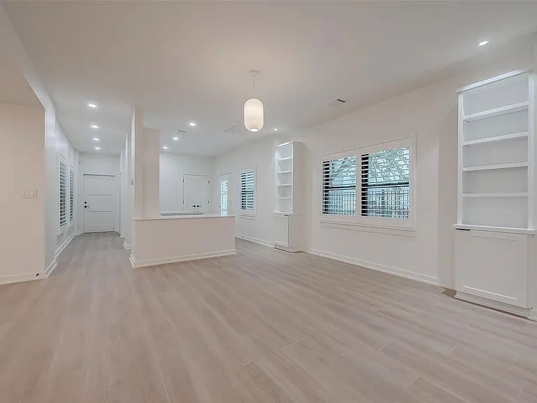 2702 Delano St — Photo 9