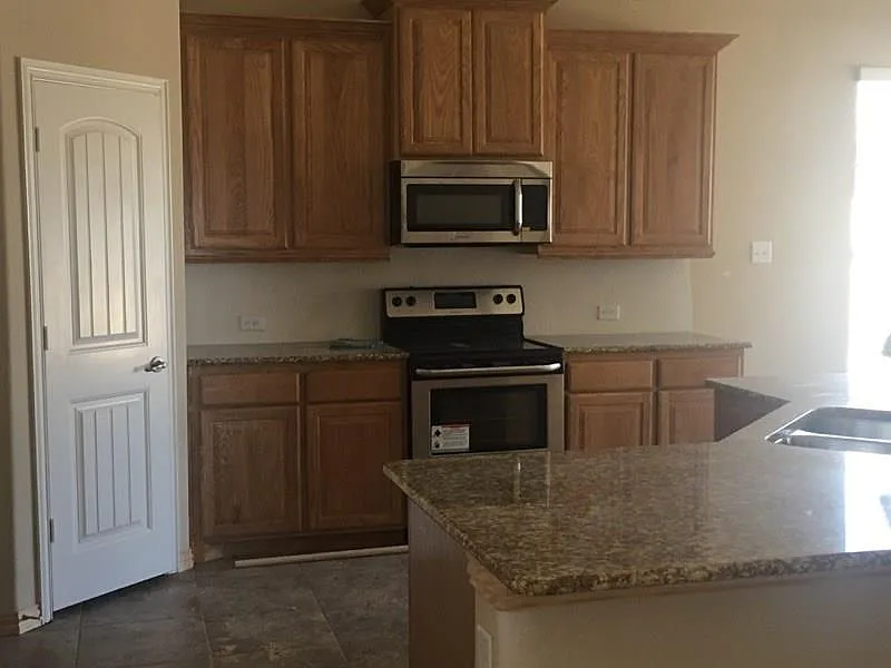 4 bed, 2107 sqft, $2,300 — Photo 3