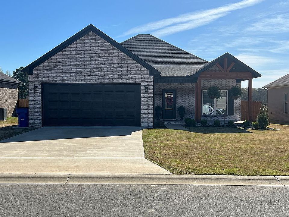1st image of 6 Clover Leaf Ln