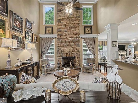 4th image of 504 Thorn Creek Way