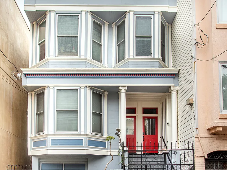 39 Oakwood St — Photo 1