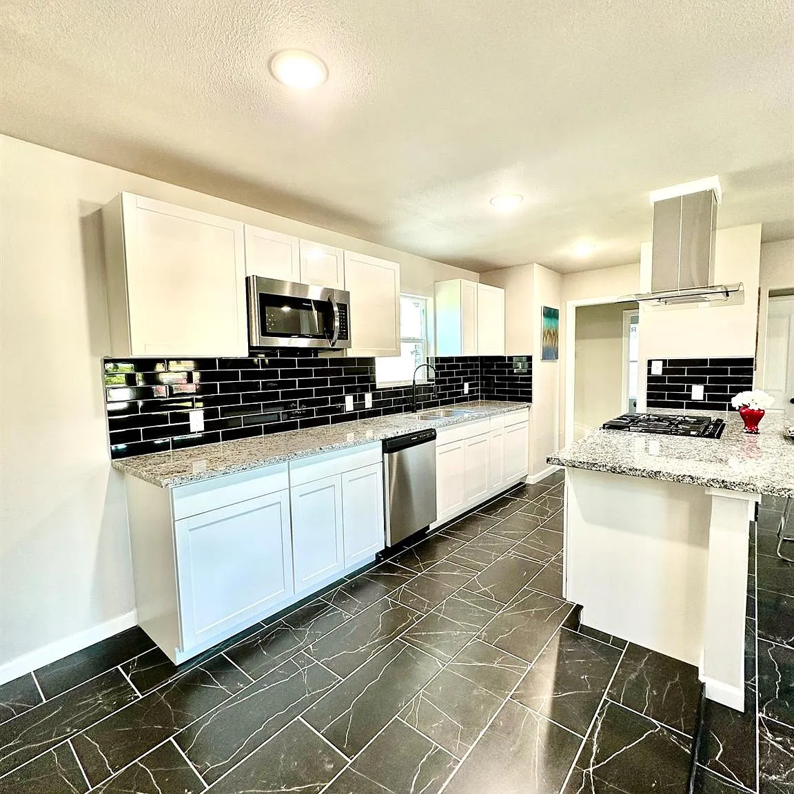 3 bed, 2.0 bath, 1116 sqft, $2,350 — Photo 3