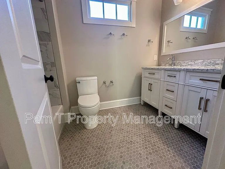 512 E 34th St — Photo 15