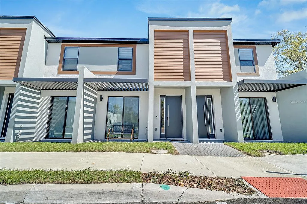 3 bed, 3.0 bath, 1360 sqft, $2,500 — Photo 2