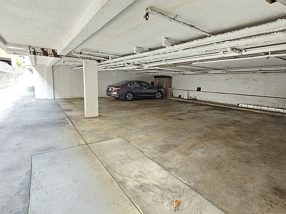 5th image of 2130 N Beachwood Dr #4