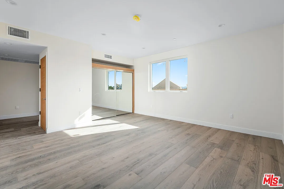 3 bed, 2.5 bath, 1118 sqft, $4,550 — Photo 4