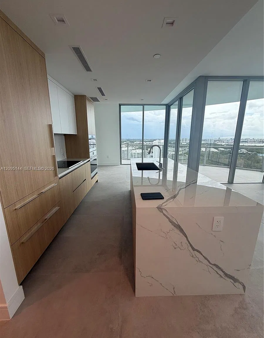 One Park Tower — Photo 1