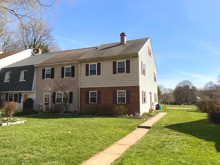 204 Brecknock Ter — Photo 2