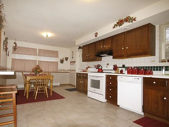 Spacious Country Kitchen