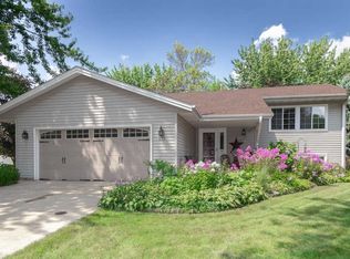 653 Spring Hill Rd, Vadnais Heights, MN 55127