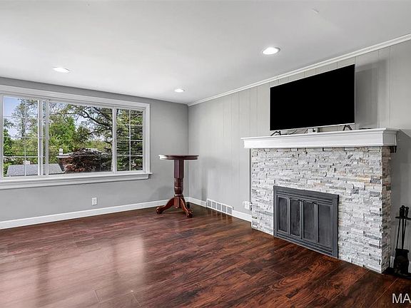 3rd image of 831 Diversey Dr