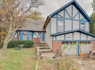 2101 E Stratford Rd, Olathe, KS 66062