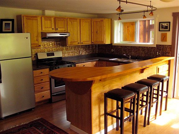 Kitchen sitting and serving bar