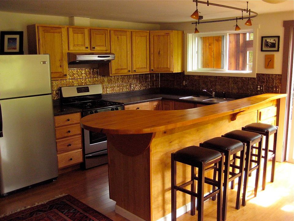 Kitchen sitting and serving bar