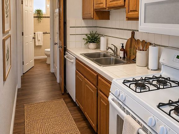 3rd image of 325 15th St APT C