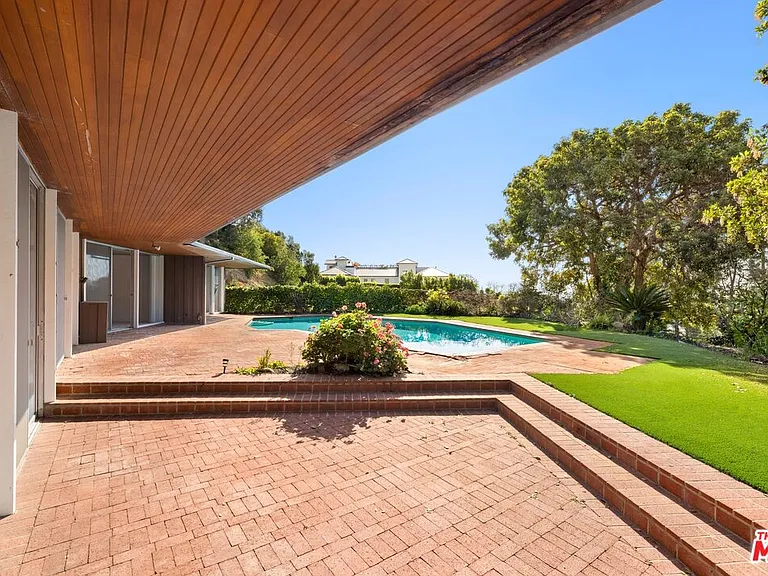 590 N Tigertail Rd — Photo 13