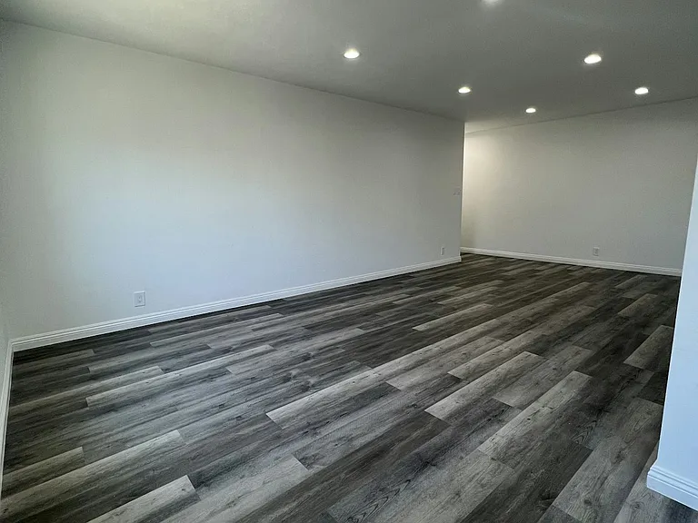 1030 E 2nd St #12 — Photo 11