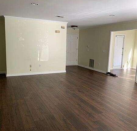 3rd image of 401 Bainbridge Dr