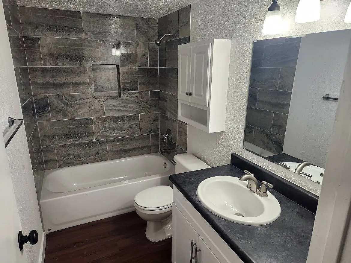 Remodeled 2 bedroom — Photo 4