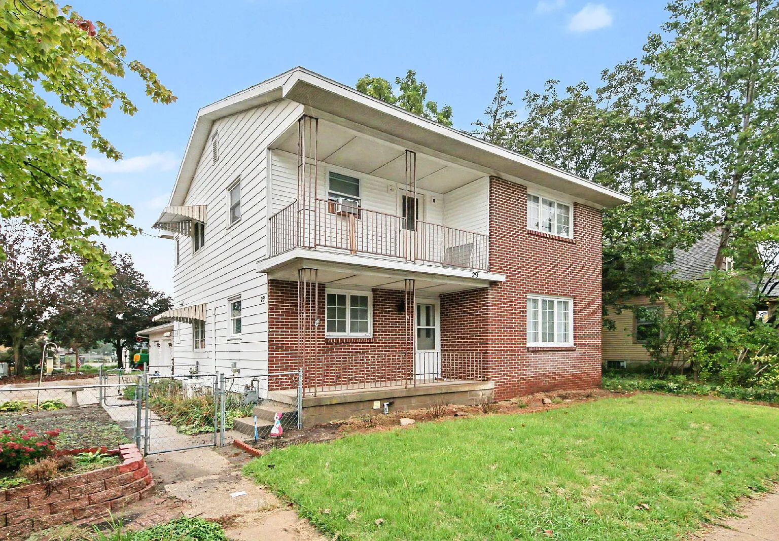 2 bed, 1.0 bath, 1142 sqft, $1,595 — Photo 1