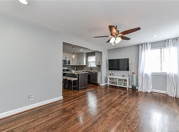 4th image of 1632 Academy St #11
