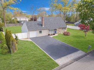 5 Hartsdale Ln, Coram, NY 11727