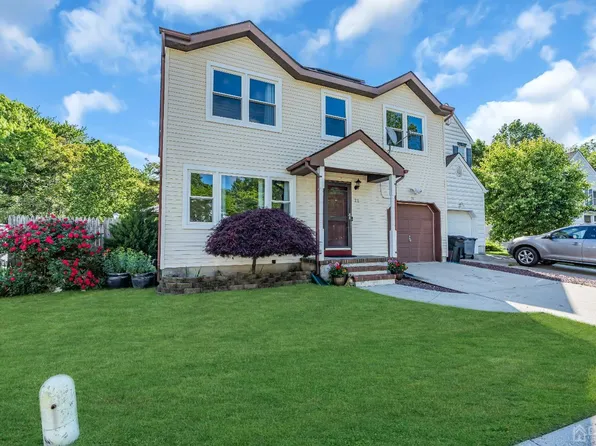 21 Oak Knoll Dr, Matawan, NJ 07747