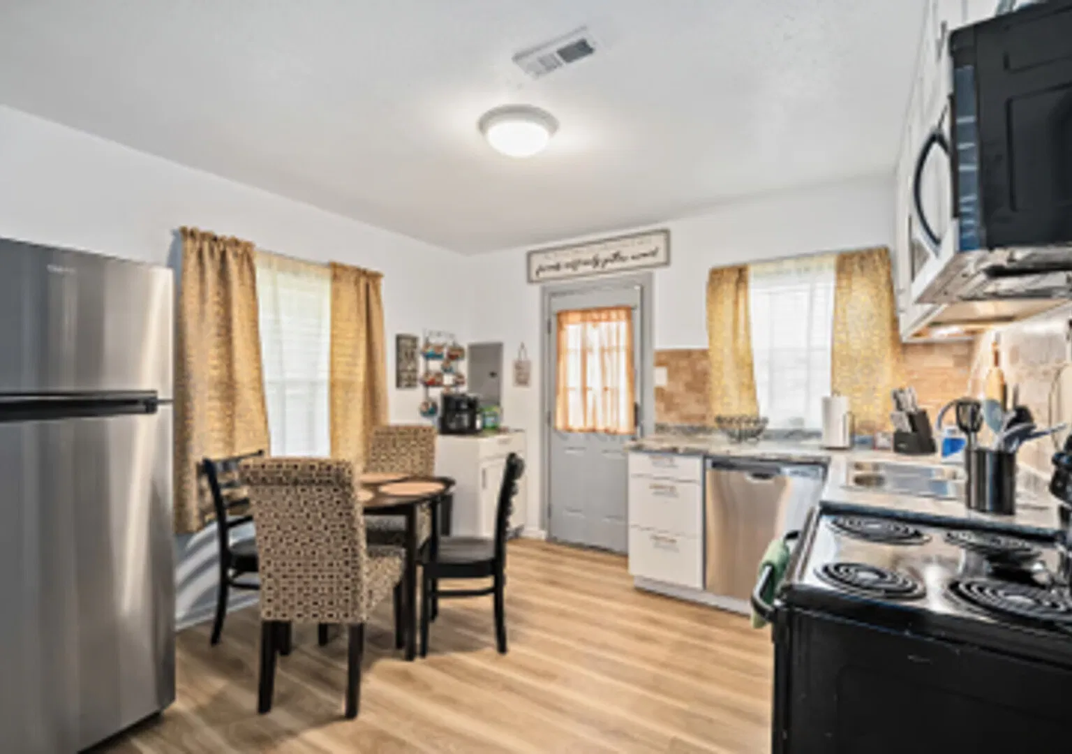 Charming Family Retreat--Spacious Home | Cozy Comforts | Vibrant Char — Photo 4