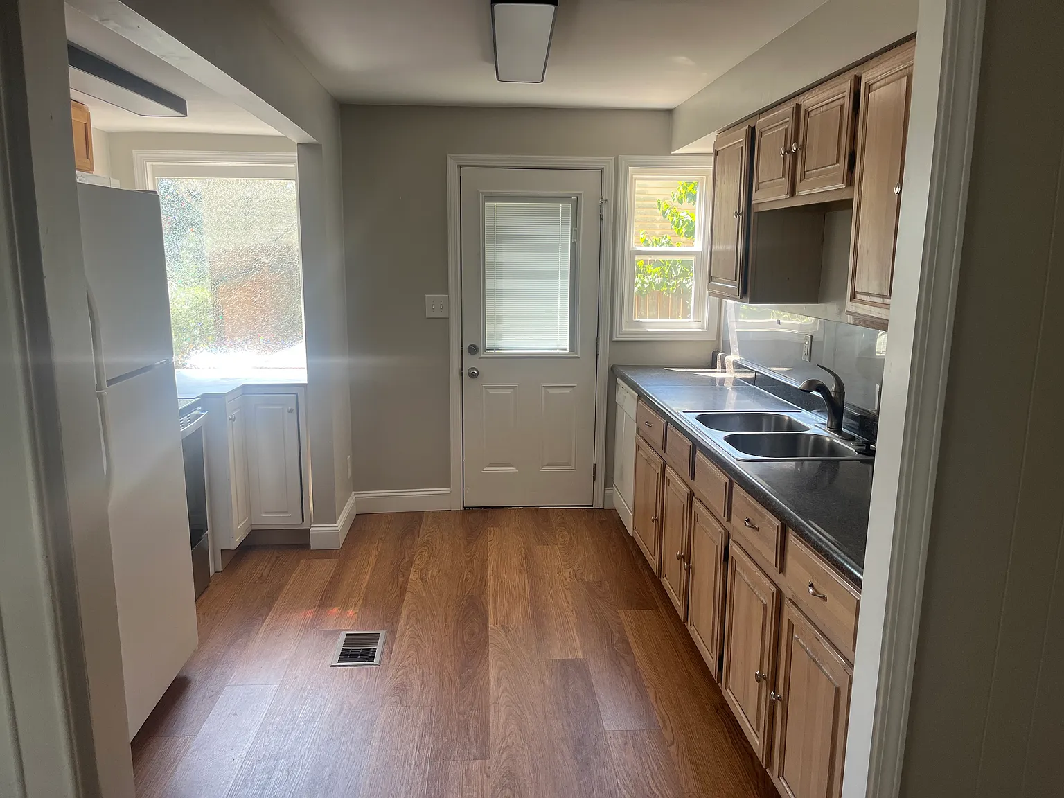 3 bed, 1003 sqft, $1,800 — Photo 3