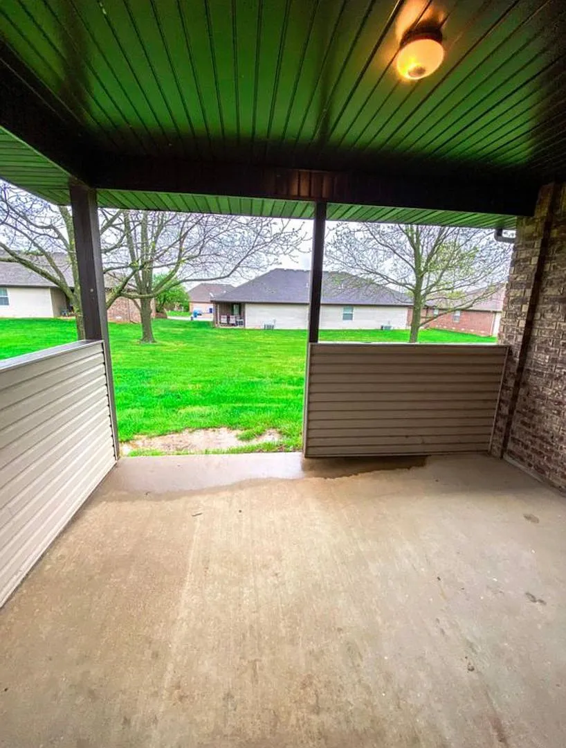 Spacious 3-Bedroom Ozark Duplex with 2-Car Garage $1,495! — Photo 4