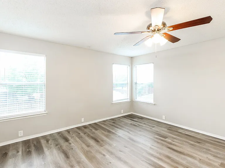 1104 Beechwood Dr — Photo 10