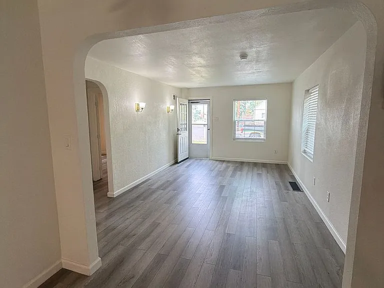 2410 Englewood Ave — Photo 21