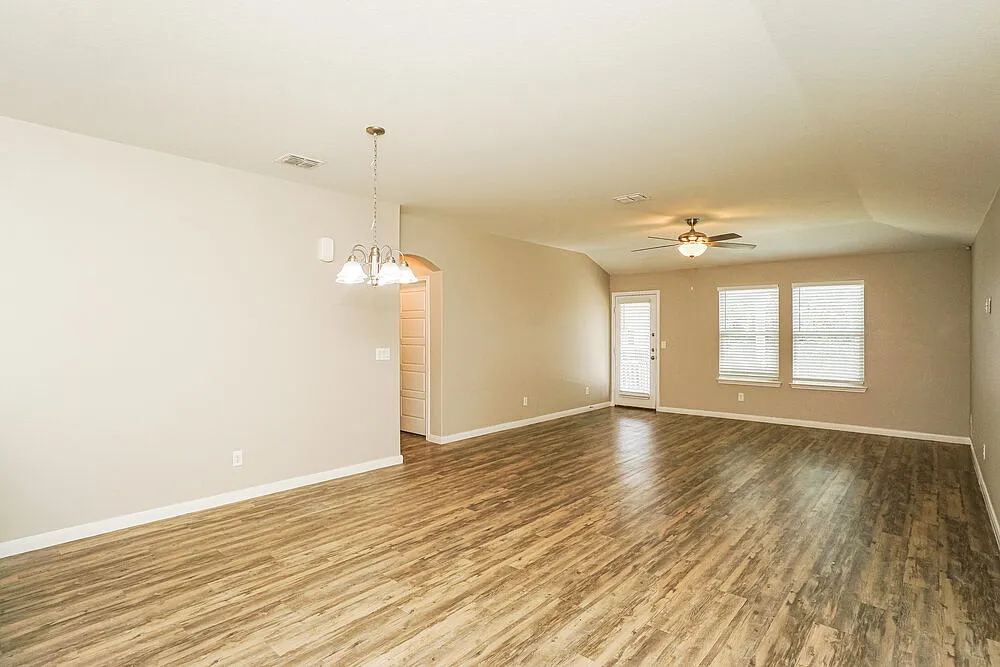 3 bed, 2.0 bath, 1748 sqft, $1,905 — Photo 4
