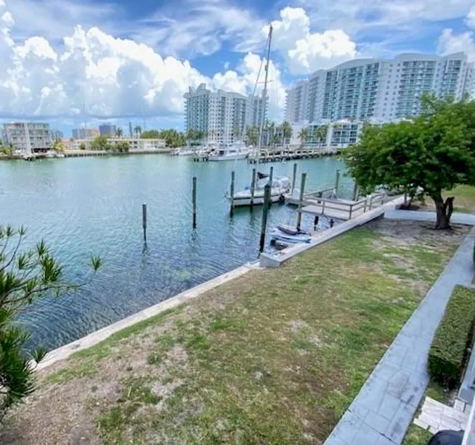 2 bed, 977 sqft, $2,380 — Photo 3