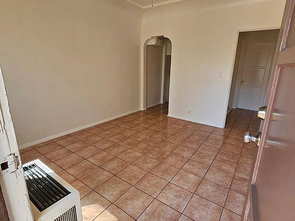 5th image of 940 S Woods Ave #5-1/2