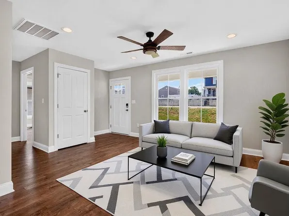 588 N Delphine Ave, Waynesboro, VA 22980